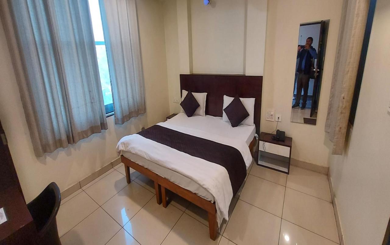 Hotel Rashika Palace Джайпур Екстериор снимка