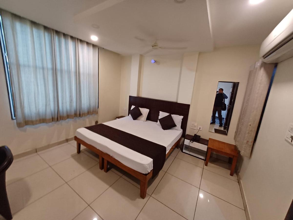 Hotel Rashika Palace Джайпур Екстериор снимка