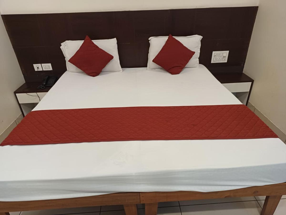 Hotel Rashika Palace Джайпур Екстериор снимка