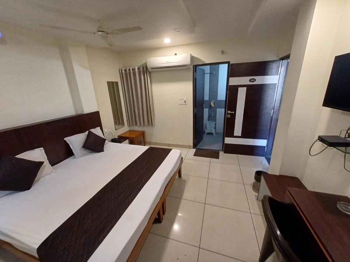 Hotel Rashika Palace Джайпур Екстериор снимка