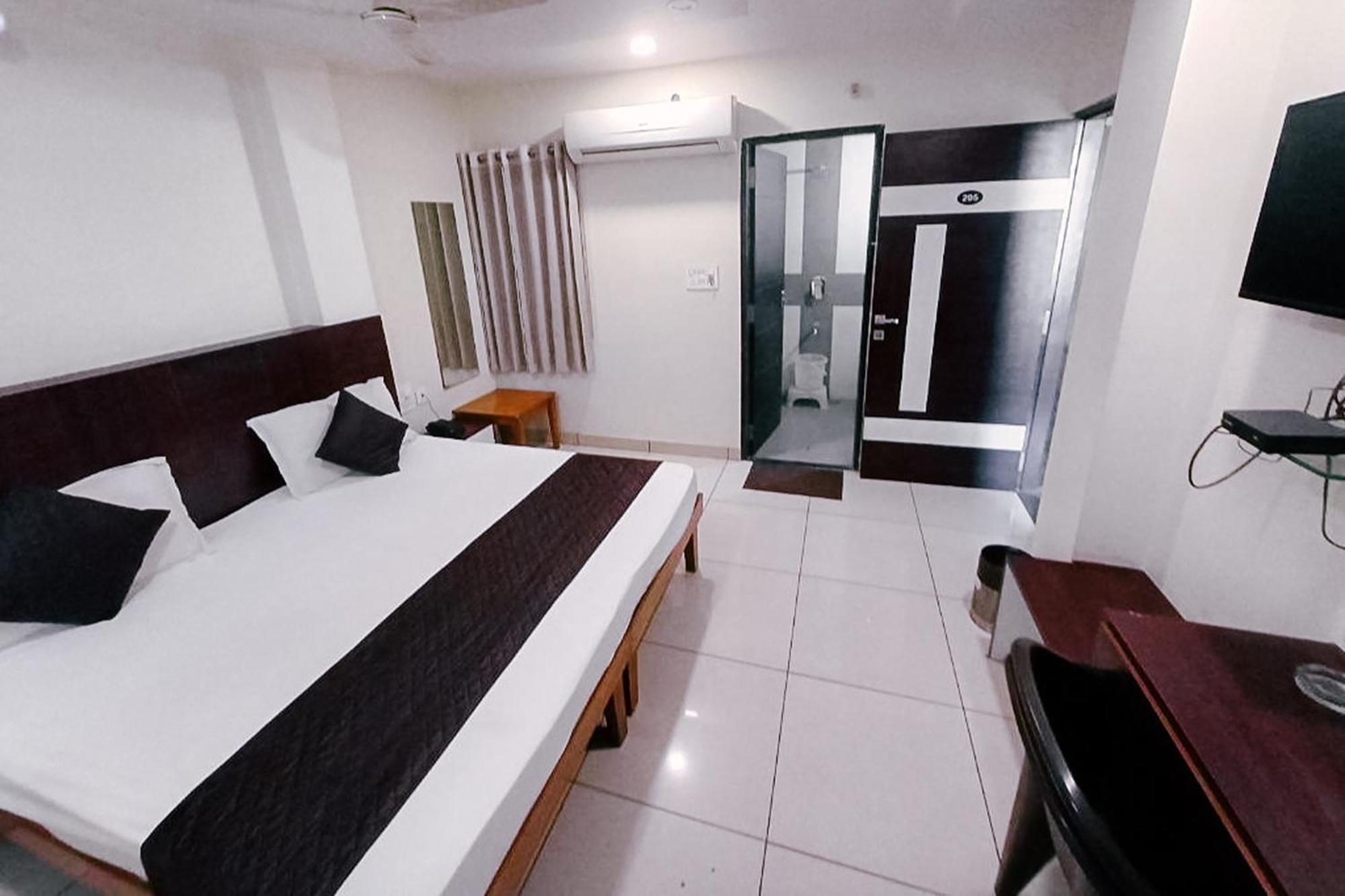 Hotel Rashika Palace Джайпур Екстериор снимка