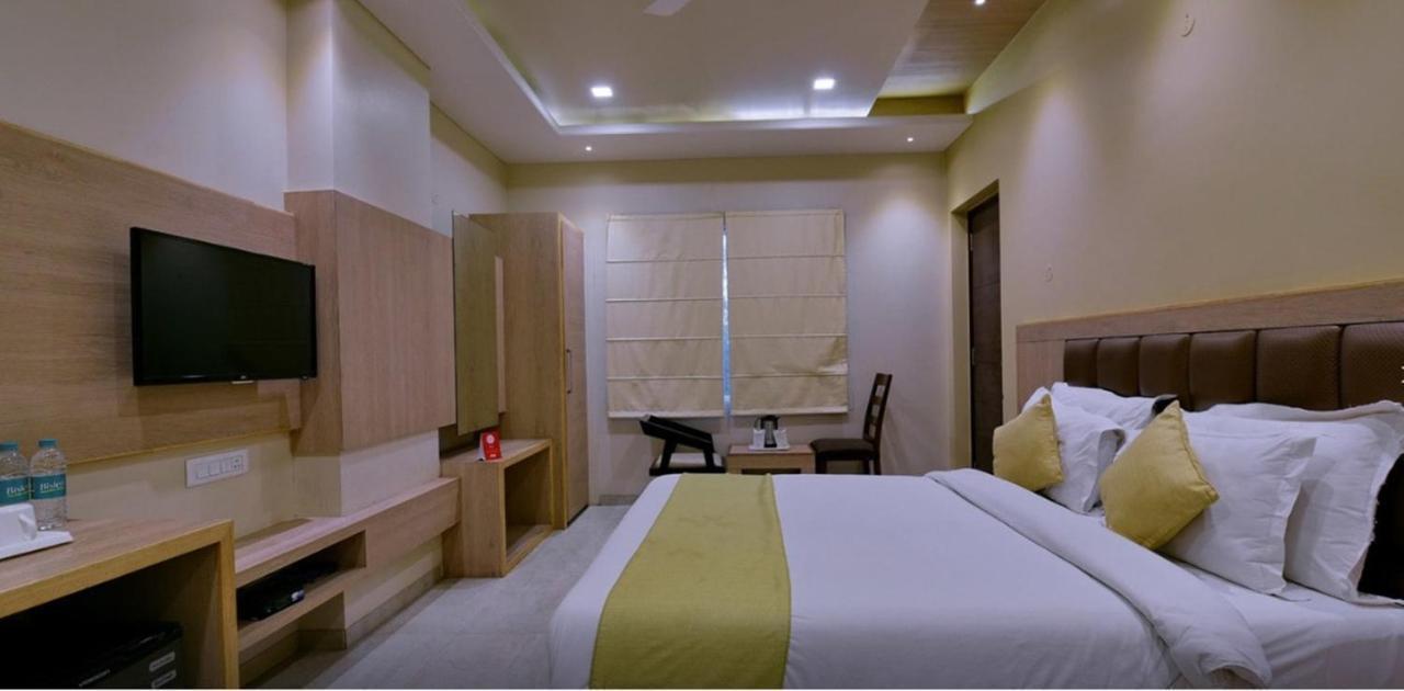 Hotel Rashika Palace Джайпур Екстериор снимка